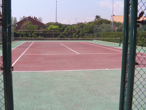 Imatge d'una de les pistes de tenis de la comunitat LES MARINES de Gavà Mar